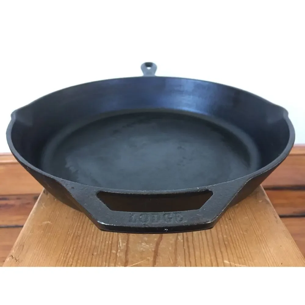 Vtg Lodge 10SK USA Cast Iron Round Corn Bread Skillet #10 Double Pour Spout 12